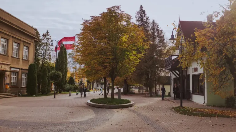 Daugavpilī lems par atlaidēm pirmklasniekiem un tilta pārbūvi