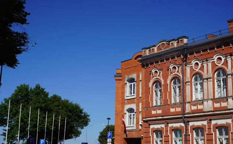 Daugavpilī lems par atlaidēm pirmklasniekiem un tilta pārbūvi