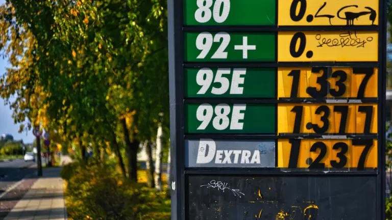 Degvielas uzpildes stacijas cenu zīme ar dažādiem degvielas veidiem Latvijā.