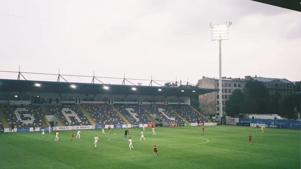 Futbola stadions Rīgā ar spēlētājiem laukumā pirms Latvijas izlases spēles sākuma.