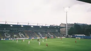 Futbola stadions Rīgā ar spēlētājiem laukumā pirms Latvijas izlases spēles sākuma.