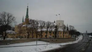 Rīgas pils ar augstu torni ziemas noskaņās un sniegotu ceļu.