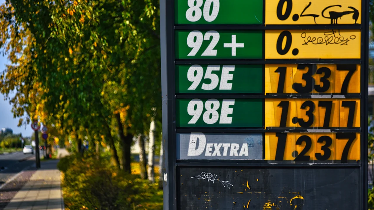 Degvielas uzpildes stacijas cenu tablo ar dažādu degvielas veidu izmaksām Latvijā.