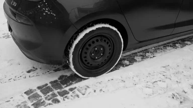 Kā sagatavot auto rudenim: riepas, redzamība un akumulators