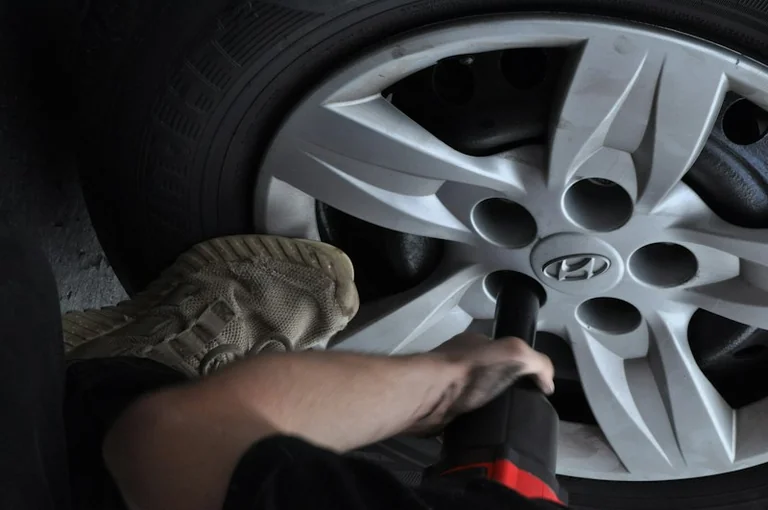 Kā sagatavot auto rudenim: riepas, redzamība un akumulators