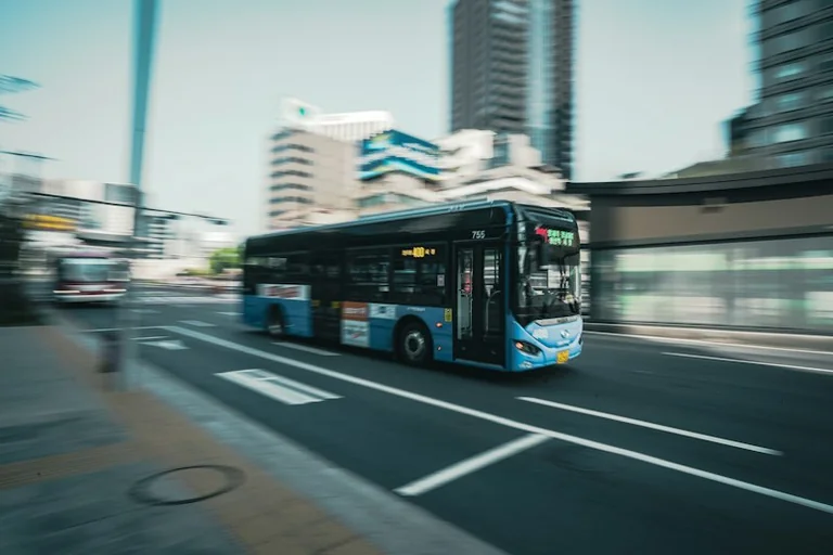 Sapnis par nokavētu autobusu: ko tas var atklāt par steigu