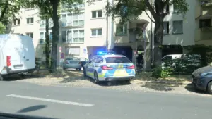 Valsts policijas automašīna ar ieslēgtām bākugunīm veic uzraudzību pilsētas ielās Latvijā.