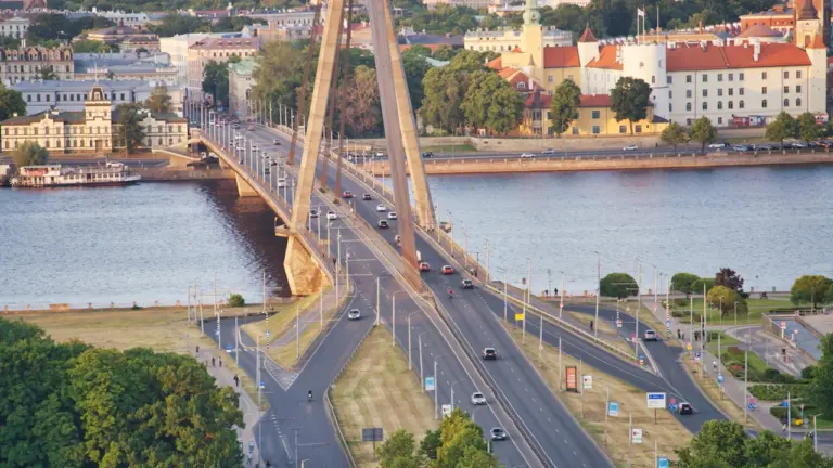 18. novembrī Rīgā: pārbaudiet satiksmi pirms brauciena