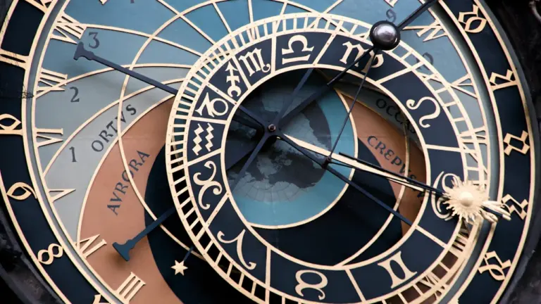 Prāgas astronomiskais pulkstenis ar detalizētām zodiaka zīmēm uz pulksteņa ciparnīcas.