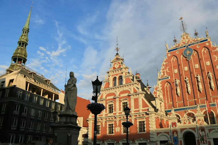 Kā 18. novembra tradīcijas atklāj Latvijas valsts vēsturi