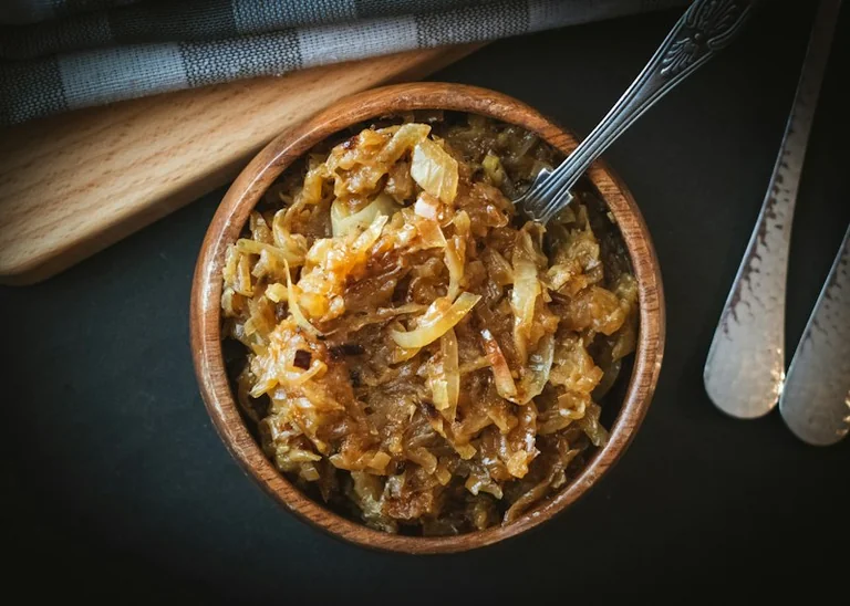 Kāpostu un pupiņu panna sātīgām vakariņām