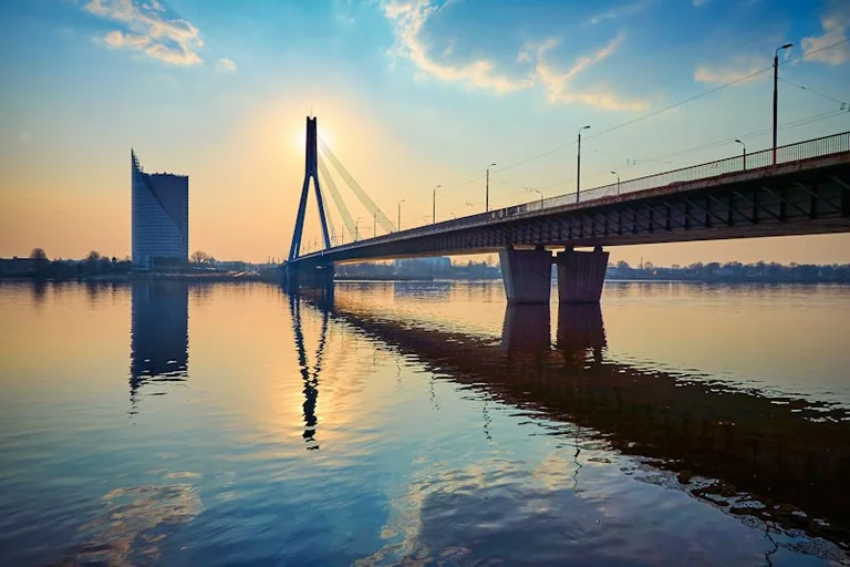 Lāčplēša diena: Rīgas atbrīvošana un karoga tradīcija