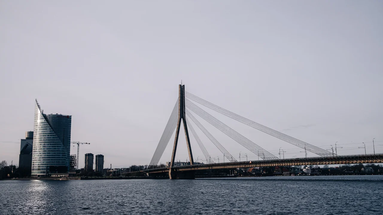 Vanšu tilts un Rīgas panorāma ar modernām ēkām Daugavas upes krastā